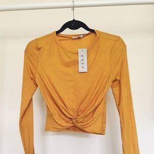 Long sleeve shirt with twist front.